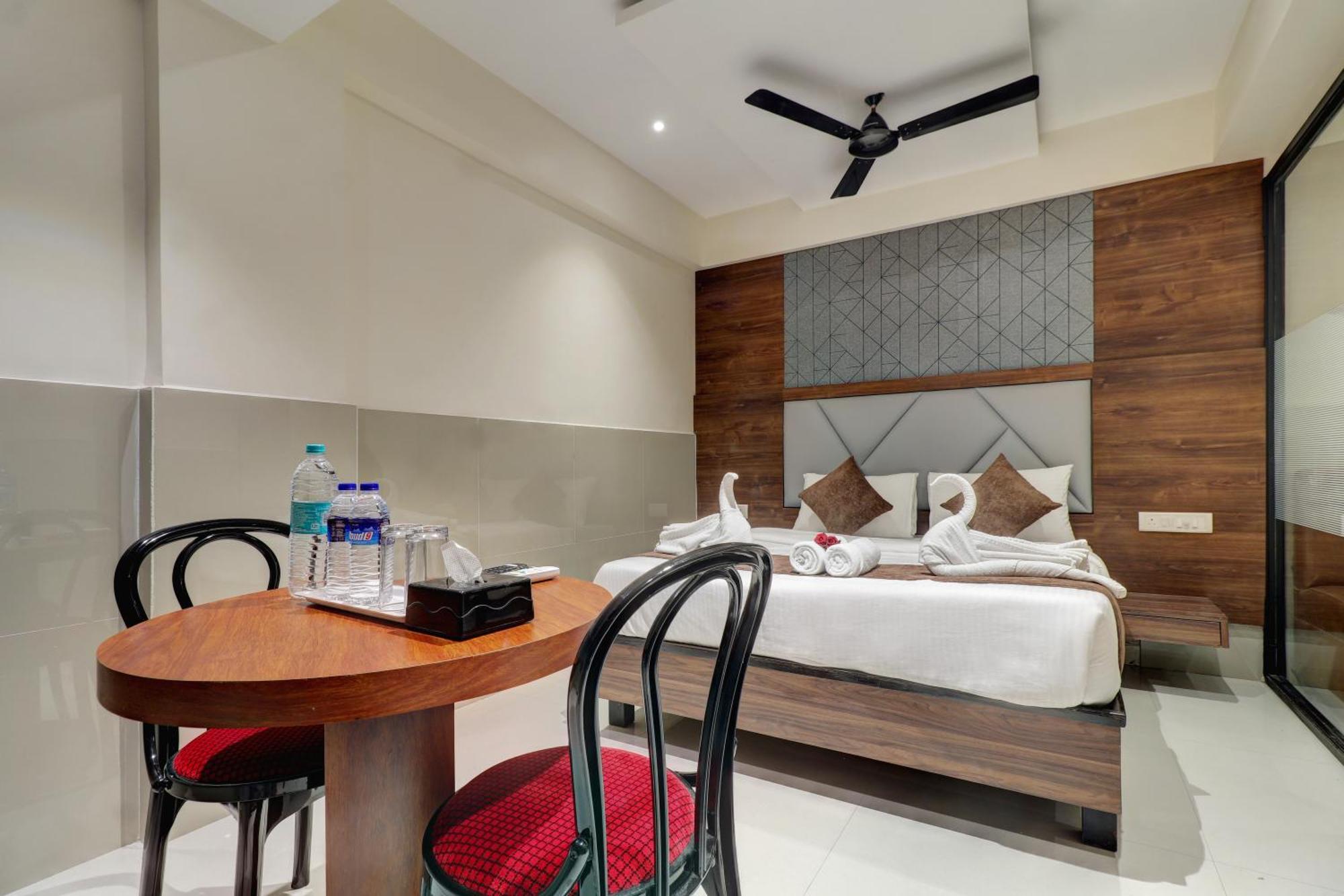 New Parimeet Residency Hotel นาวีมุมไบ ภายนอก รูปภาพ