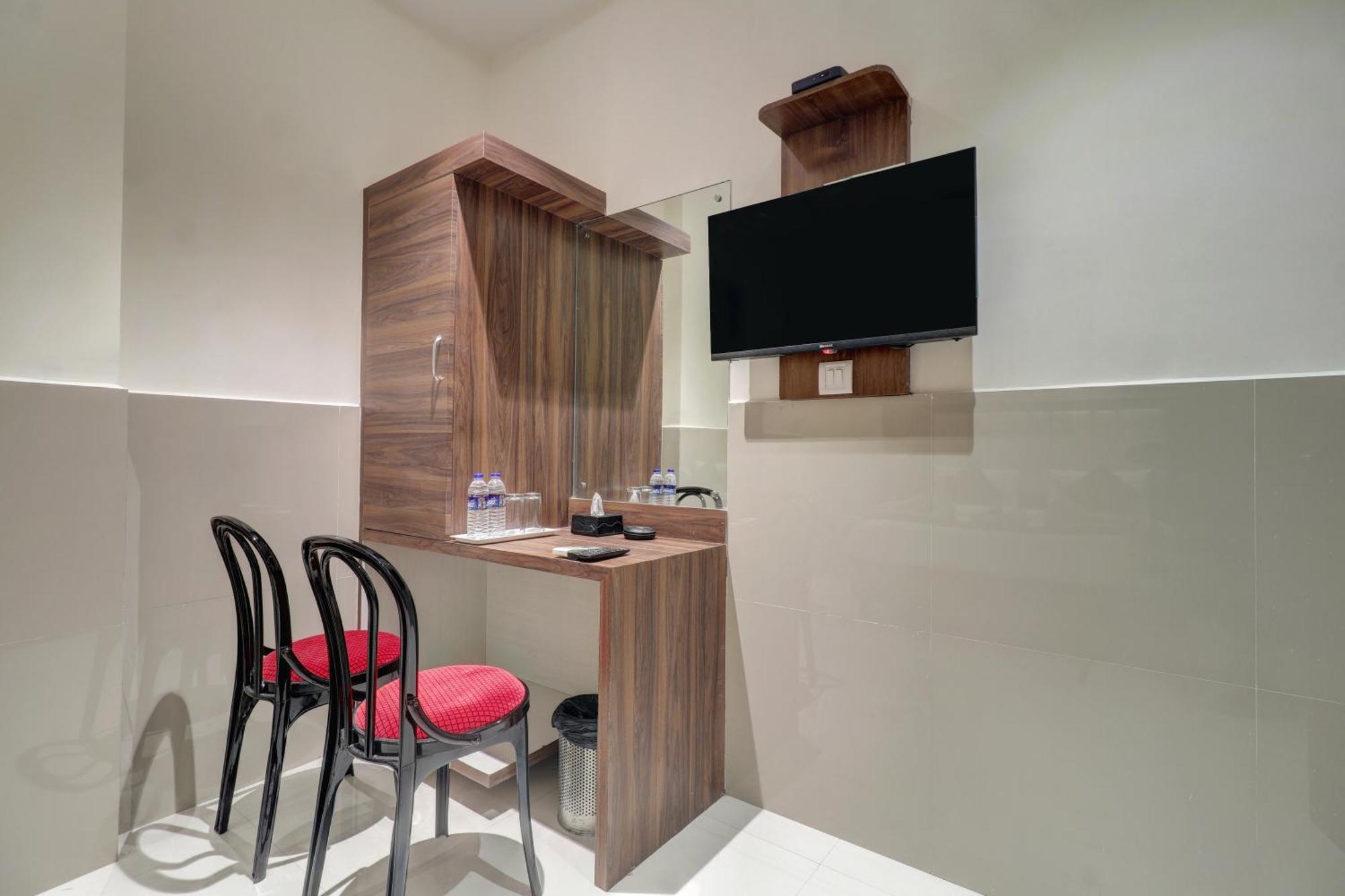 New Parimeet Residency Hotel นาวีมุมไบ ภายนอก รูปภาพ