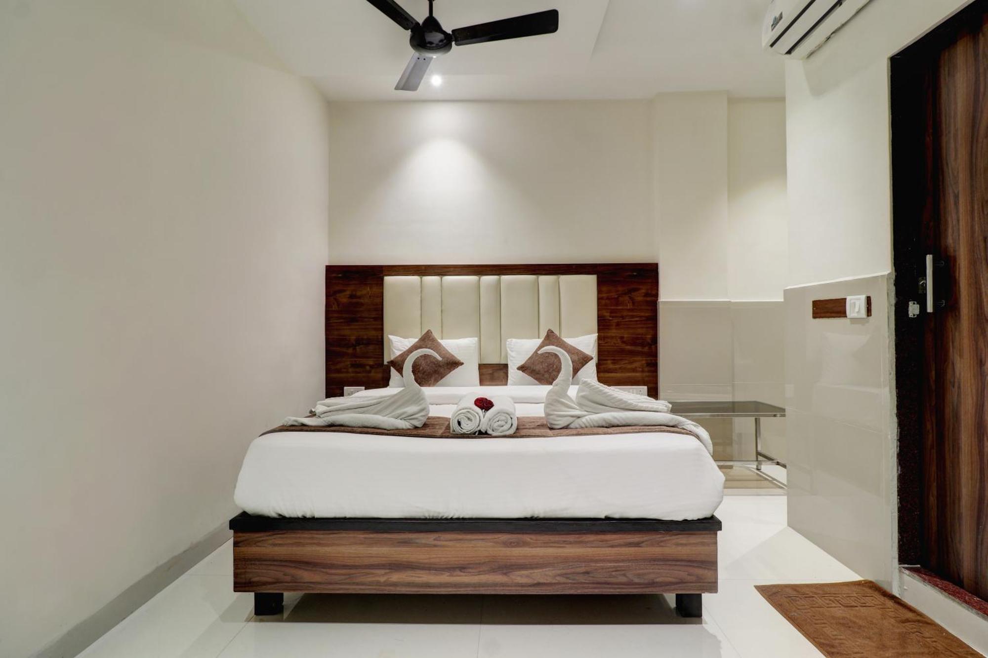 New Parimeet Residency Hotel นาวีมุมไบ ภายนอก รูปภาพ